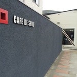 Cafe de shuu - シンプルで無機質な外観です