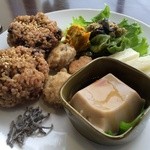 Souan Cafe - ランチプレート 小豆玄米おにぎり、つくねハンバーグ、ごまどうふ