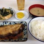 かんべ - H.26.8.21.昼 カレイの煮付け・小松菜と厚揚げの煮物・ごはん中・みそ汁