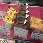 プルミエ - 豊富なお菓子を揃えています。