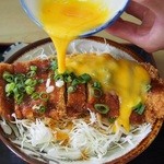 竹野食堂 - ソースカツ丼：サクサクのカツに、甘酸っぱいソースをかけたカツ丼です。玉子をかけて、まろやかな味わいに。