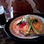 Bar de nikko Kujira Shokudo - ふわとろたまごのオムライス☆ホワイトソース☆ドリンクひとくちアイス付き税込1080円（2014/9現在）