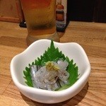 下総屋 - お通しはキビナゴと生しらす