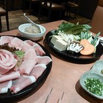 桜屋 - しゃぶしゃぶ食べ放題1980円-豚ロース・鶏つみれ・野菜・豆腐・薬味