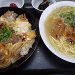 Hinode Shokudo - ボリューム満点　お得なセットメニュー
                      やすちゃんラーメン(豚骨スープ中華麺)と牛丼のセット。
                      ８００円
                      ラーメンを大盛り(＋１００円)や特製ラーメン(＋２００円)に変更して更にボリュームupも可能です。
                      ガッツリ食べたい方へのオススメの一品です。
                      