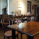 Tea House Largo - キレイな店内♪各テーブルには種類の違うお花が(≧▽≦)