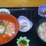 Ryoshi Kappou Yorifuji - 味噌汁はどうだ？…アサリ多いし出汁もよく出ててメッチャ旨！
                      丼は？…量はちょうどよいし、鮮度もよし♪
                      ウニ旨！イクラ旨！赤身も旨いし、サーモンもよし♪
                      これで税込1,490円！
                      大変満足なお昼でした♪