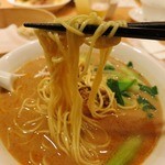 鼎泰豐 - 麺リフト。