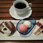 カフェ ルミエール - 後日、お茶したときのデザート３種盛り合わせ&コーヒー。