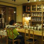 Ishii Coffee Ten - 木の香りと落ちつた雰囲気の店内