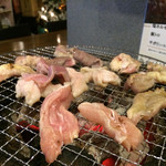 Shio Horumon Mishima - 2種盛り これはミックスホルモンと小肉。小肉とは鳥をちっちゃく切ったやつ。これがせせりだったら最高なのにな〜