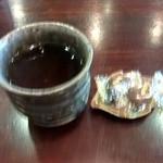 Kissa Kanmidokoro Saan - お水かわりに、お茶と小さなお菓子が出てきました