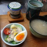 八栄鮨 - サラダ、茶碗蒸し、味噌汁が付きます