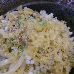 Hanamaru Udon Ion Toyokawa Ten - かま玉（小うどん）に天かすを入れる