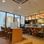 SUBWAY Jiyugaoka Ten - 明るい店内