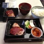 焼肉 大学 - 全てがそろった、お肉２皿ランチ８５０円。