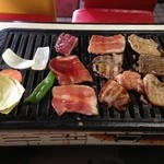 焼肉 大学 - お肉２皿分を焼くとこんな感じです。