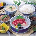 あそ路 - 熊本名物の馬刺定食。口の中でとろける馬刺のうまさを堪能して下さい。