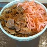 すき家 - 牛肉と紅生姜のhalf丼
(￣^￣)ゞ