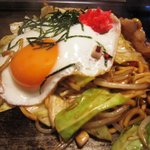 ROSE - イカブタ焼きそば　760円・目玉焼き　50円