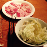 Genki Shichirin Yakiniku Gyushige Motoyawata Ten - 先ずけの塩キャベツ　後ろが先ずけの肉たち