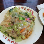 Heian Shokudo - 皿うどん（パリパリ麺）550円。う、美味い！  隣は連れ合いに頼んでもらった、チャンポンセットのカレーライス。