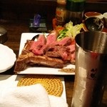 Taishu Baru Tsubasa - ドライエージング土佐赤牛のTボーンステーキ。噛めば噛むほど旨味がにじみ出て秀逸。