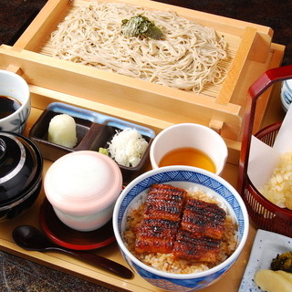 ●蕎麦とうなぎが楽しめる『ざる蕎麦とミニうな丼定食』。