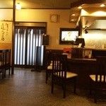 Daifuku Shokudo Nishibata Ten - 店内は５席ほどのカウンターとテーブル席があり、小上がりのテーブルのあります！人の良さそうな店主夫妻が笑顔で迎えてくれました