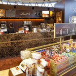 Lindt Chocolat Boutique & Cafe Karuizawa Purinsushoppingupurazaten - 軽井沢プリンスショッピングプラザ店 内観①