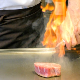 目の前で焼き上げる鉄板ステーキの醍醐味をお楽しみください！