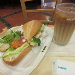 DOUTOR COFFEE Takadanoba 4 Chome Ten - ミラノサンド バターチキンカレー、アイスカフェラテ