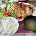 クローバーハウス - 料理写真:しょうが焼き定食1200円、の注文がこれです。でかさに驚愕。