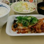 Matsuya Ohtsu Ten - 鶏の甘辛味噌炒め定食６３０円。唐辛子、コチジャン、豆板醤等のピリ辛だしが絶妙の味。
                        