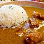 島茶家 ヤッカヤッカ - ココナッツとチキンのまろやかカレー(サラダ付き)