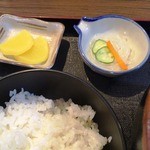 美吉うどん - ごはんと小鉢の酢の物