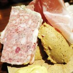 Tradition Nihonbashi - 豚肉のリエット
                      　鶏白レバーとフォアグラのムース
                      　自家製ロースハム
                      　パテ・ド・カンパーニュ
                      　生ハム
                      　砂肝のコンフィ
                      　ピクルス
                      　ザワークラウト