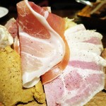 Tradition Nihonbashi - 豚肉のリエット
                      　鶏白レバーとフォアグラのムース
                      　自家製ロースハム
                      　パテ・ド・カンパーニュ
                      　生ハム
                      　砂肝のコンフィ
                      　ピクルス
                      　ザワークラウト