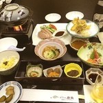 ホテル鹿角 - 会食~❤
            
            本葬→納骨→初七日法要→４９日法要でこちらに(^^)
            
            左上の小鍋は鹿角発祥『きりたんぽ』
            他 茶碗蒸し いなにわうどんetc……
            
            今日は…
            今日の主役 亡き伯母の妹である私の母の誕生日で✨
            
            冠婚葬祭ですわ~❤