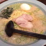 麺や 虎 - とんこつ醤油 690円 （大盛り無料キャンペーン）