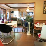 GARDEN CAFE MAZMUSHI COFFEE - 昭和チックな店内