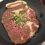 Shichirin Yakiniku Anan Musashikosugi Ten - やわらかトンテキ‼️
                        ハサミで切って食べます(^_^)