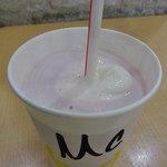 McDonald's Nagoya Minato Kainzu Homu Ten - マックシェイク ミックスベリー・Mサイズ。甘酸っぱい　ベリーのお味が爽やかです。淡いピンクと白色が綺麗ですネ！