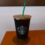 STARBUCKS COFFEE Utsunomiya Intapaku Suteji Ten - ドリップコーヒー(アイス)のベンティサイズです。(2015年8月)