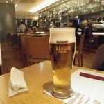 GRILL & BAR DINING San Daimaru Umeda Ten - 　仁司君は、まずビール