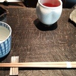 Teuchi Soba Narutomi - 蕎麦つゆ、薬味、お茶。