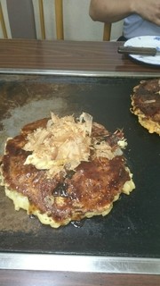 Okonomiyaki Denen - 自家製マヨネーズと鰹節で完成。