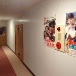 Geto Onsen Kanko Hotel - 内観：館内には古い映画ポスターが