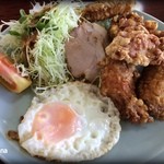 柳華園 - 唐揚げにチャーシューと目玉焼き付き