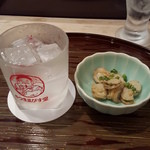 まつば寿司 - お通しと焼酎ロック